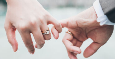 Vemos um casal. Saiba a diferença entre casamento e união estável!