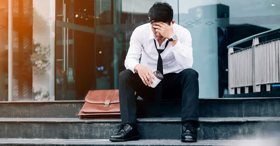 Vemos um ex-funcionário pensando em seus direitos do trabalhador demitido no período de experiência.