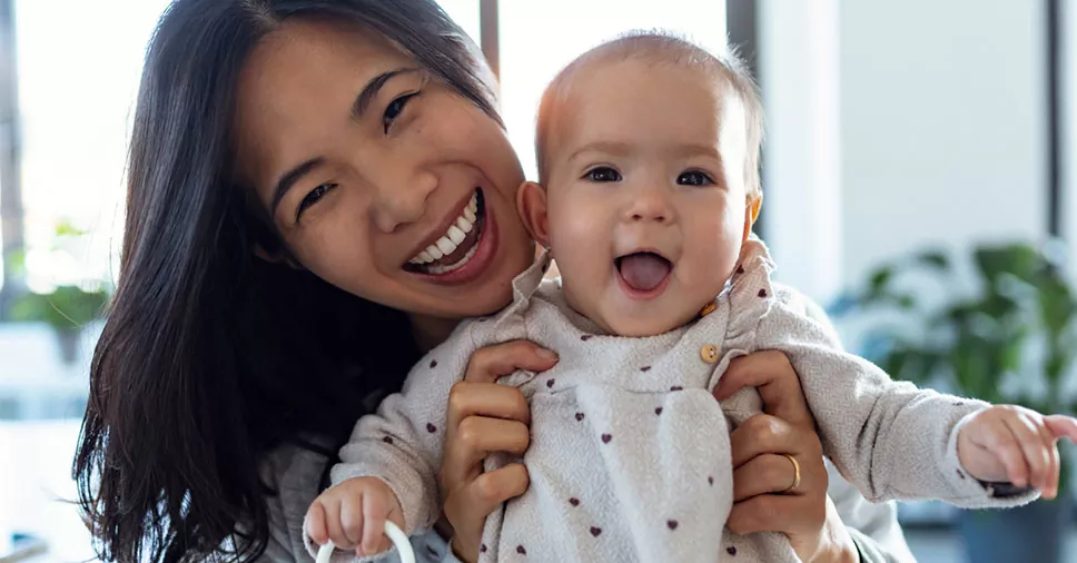 Mulher segurando bebê e exercendo um dos direitos garantidos por lei às mães