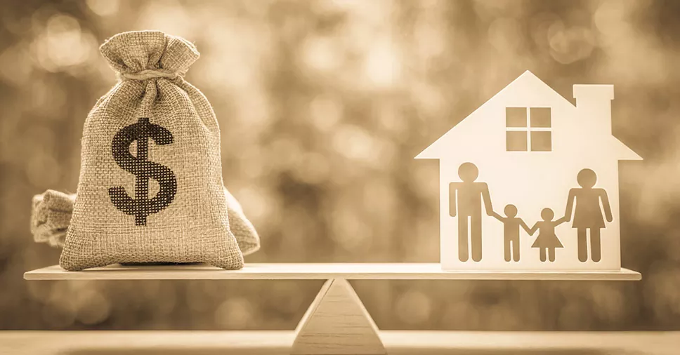 sacola de dinheiro e representação de uma família explica quando receber pensão por morte do INSS