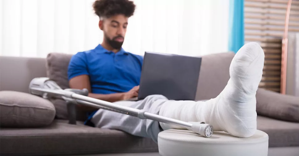 Homem exercendo os direitos do trabalhador acidentado fora do trabalho