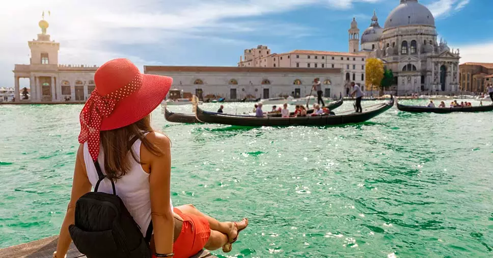 mulher em frente ao mar tirou férias na reforma trabalhistas