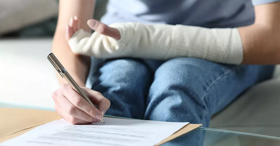 funcionária com o braço quebrado exemplifica o que é acidente de trabalho