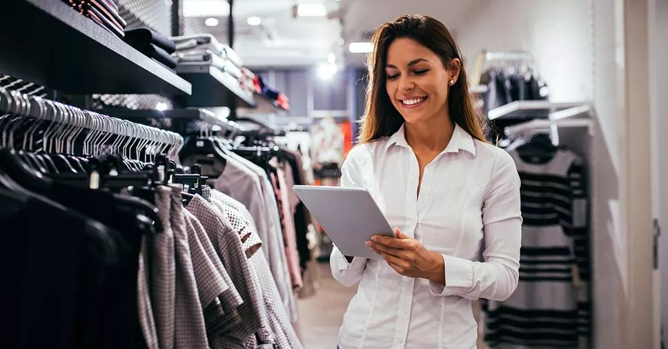 Vemos uma funcionária. Saiba a diferença entre contrato temporário e contrato por prazo determinado.