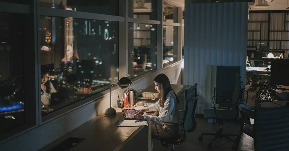 Vemos uma pessoa que trabalha à noite. Veja quem recebe o adicional noturno!