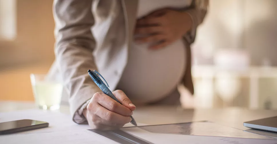 Vemos uma gestante. Saiba quais são os direitos de licença-maternidade!